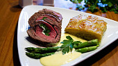 Rolovaný flank steak s chřestem a holandskou omáčkou sousvide (Rolovaný flanksteak s chřestem a holandskou omáčkou)