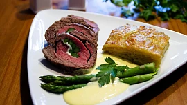 Rolovaný flank steak s chřestem a holandskou omáčkou sousvide