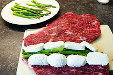 Rolovaný flanksteak s chřestem a holandskou omáčkou