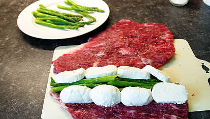Rolovaný flank steak s chřestem a holandskou omáčkou sousvide, Rolovaný flanksteak s chřestem a holandskou omáčkou