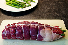 Rolovaný flanksteak s chřestem a holandskou omáčkou
