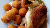 Šťavnaté kuřecí supreme, domácí krokety a omáčka s červeným vínem