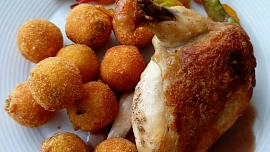 Šťavnaté kuřecí supreme, domácí krokety a omáčka s červeným vínem