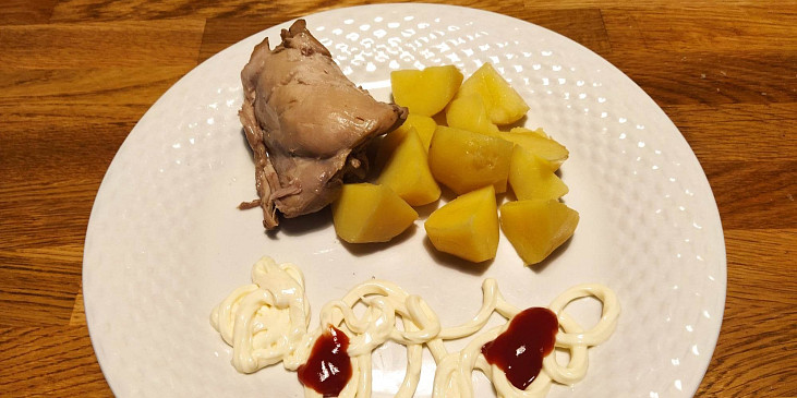 Polévka s obědem a večeří v jednom hrnci (Kuřecí vrchní stehno s bramborem a tatarkou s…)