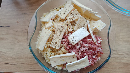 Zapečené těstoviny s hermelínem a uzeným