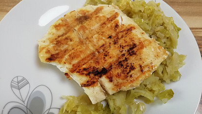 Amur na grilu s dušenou kapustou