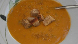Cizrnovo-mrkvová polévka se zázvorem a kurkumou