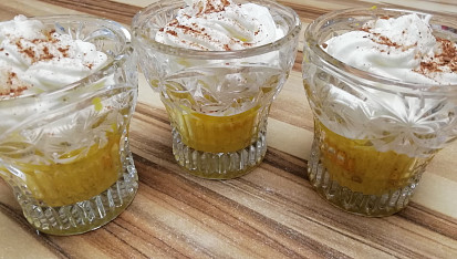 Domácí pudink s piškoty a šlehačkou
