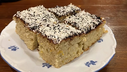Jablečný koláč s rybízovou marmeládou