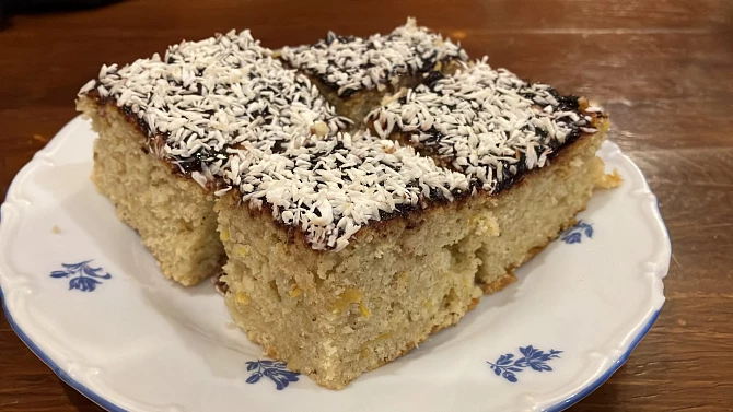 Jablečný koláč s rybízovou marmeládou