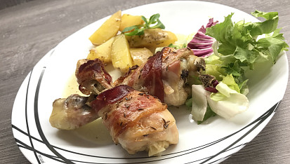 Kuřecí paličky obalené slaninou a pečené s bramborami
