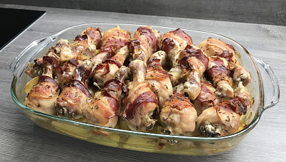 Kuřecí paličky obalené slaninou a pečené s bramborami