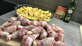 Kuřecí paličky obalené slaninou a pečené s bramborami