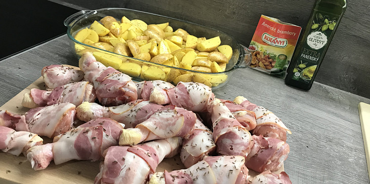 Kuřecí paličky obalené slaninou a pečené s bramborami
