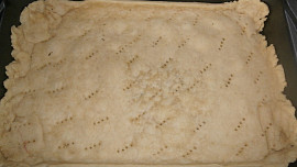 Slaný koláč s červenou řepou a balkánským sýrem Slaný koláč s červenou řepou a balkánským sýrem