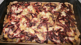 Slaný koláč s červenou řepou a balkánským sýrem Slaný koláč s červenou řepou a balkánským sýrem