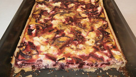 Slaný koláč s červenou řepou a balkánským sýrem Slaný koláč s červenou řepou a balkánským sýrem