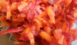 Šťavnatý mrkvovo řepný salát s jablky a citrónem