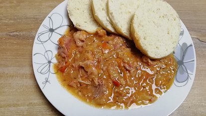 Vepřová plec na celeru s nakládanou kapií