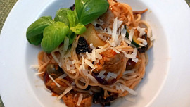 Špagety s kuřecí směsí, zeleninou a parmezánem