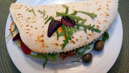 Piadina italská chlebová placka s kuřecí náplní