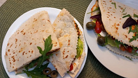 Piadina italská chlebová placka s kuřecí náplní