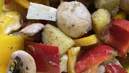 Špíz se sýrem halloumi a zeleninou