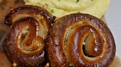 Vinná klobása  s cibulovo-hořčičnou omáčkou