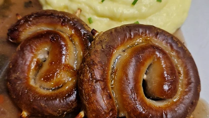 Vinná klobása  s cibulovo-hořčičnou omáčkou
