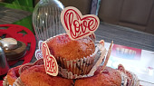 Čokoládovo-banánové muffiny, U nás muffiny obaleny do valentýnské barvicky.