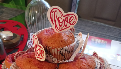 Čokoládovo-banánové muffiny, U nás muffiny obaleny do valentýnské barvicky.