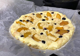 Drobenkový koláč s tvarohem a ovocem