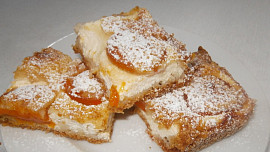 Drobenkový koláč s tvarohem a ovocem Drobenkový koláč s tvarohem a ovocem