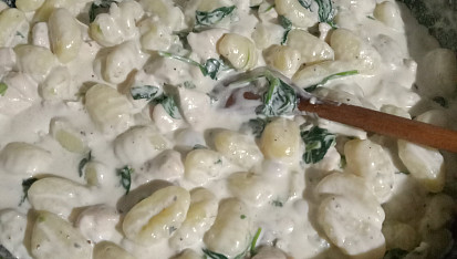 Gnocchi s kuřecím masem, špenátem a sýrovo-smetanovou omáčkou