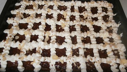 Špaldový koláč s červenou řepou, ořechy a krémem z tvarohu a mascarpone