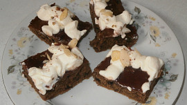 Špaldový koláč s červenou řepou, ořechy a krémem z tvarohu a mascarpone