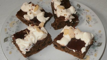 Špaldový koláč s červenou řepou, ořechy a krémem z tvarohu a mascarpone