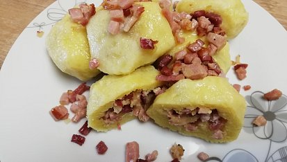 Bramborové knedlíky s uzenou směsí