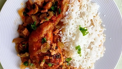 Kuřecí stehna na slanině, česneku a žampionech