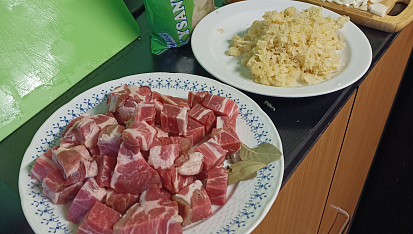 Segedín podle tety z Kremnice, 1. příprava krkovice na kostky a krájené zelí