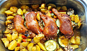 Uzená kuřecí stehna pečená na zelenině