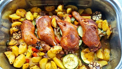 Uzená kuřecí stehna pečená na zelenině