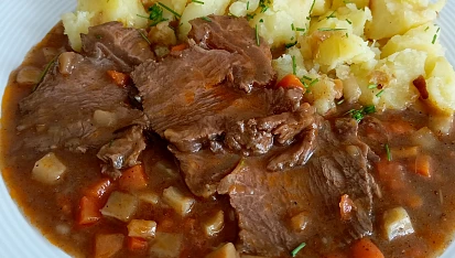 Hovězí dušené na zelenině