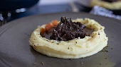 Hovězí líčka dušená v kořenové zelenině s červeným vínem