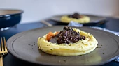 Hovězí líčka dušená v kořenové zelenině s červeným vínem
