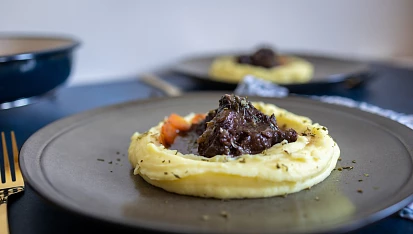 Hovězí líčka dušená v kořenové zelenině s červeným vínem