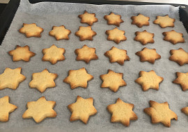 Hvězdičkové máslové sušenky (Tyto sušenky jsou trošku připálenější:))