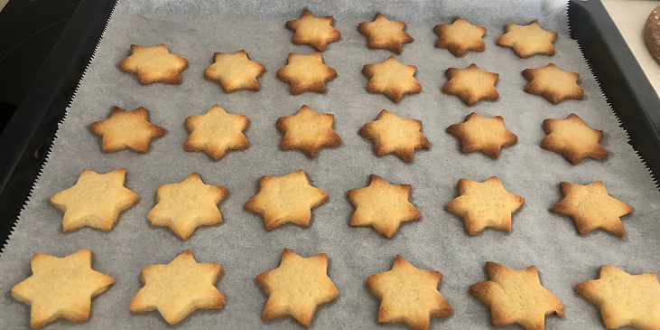 Hvězdičkové máslové sušenky (Tyto sušenky jsou trošku připálenější:))