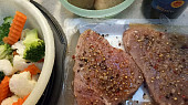 Steaky z tuňáka se zeleninou na bylinkovém másle
