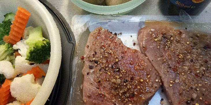 Steaky z tuňáka se zeleninou na bylinkovém másle